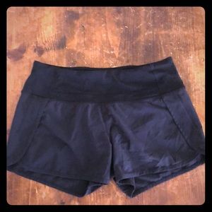 Lulu lemon speed up short 2.5”